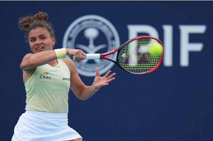 77分钟速胜过关！鲍里妮首进迈阿密四强，静候郑钦文VS萨巴伦卡