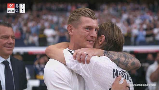 青春回忆啊！魔笛被换下泪洒赛场，和老搭档克罗斯紧紧相拥