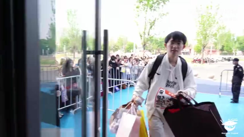 AL发布对战JDG赛场Vlog Shanks：别叫金珍洪，闭嘴